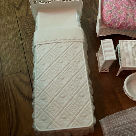 Vintage Mattel Barbie Dreamhouse Bed Couch Table Furniture Set Pink Flor… - Picture 5 of 6